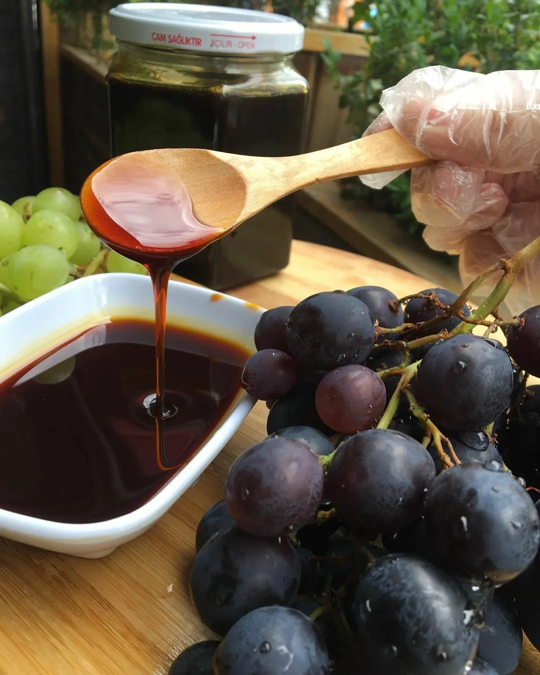 شیره انگور سیاه خوش رنگ تیره